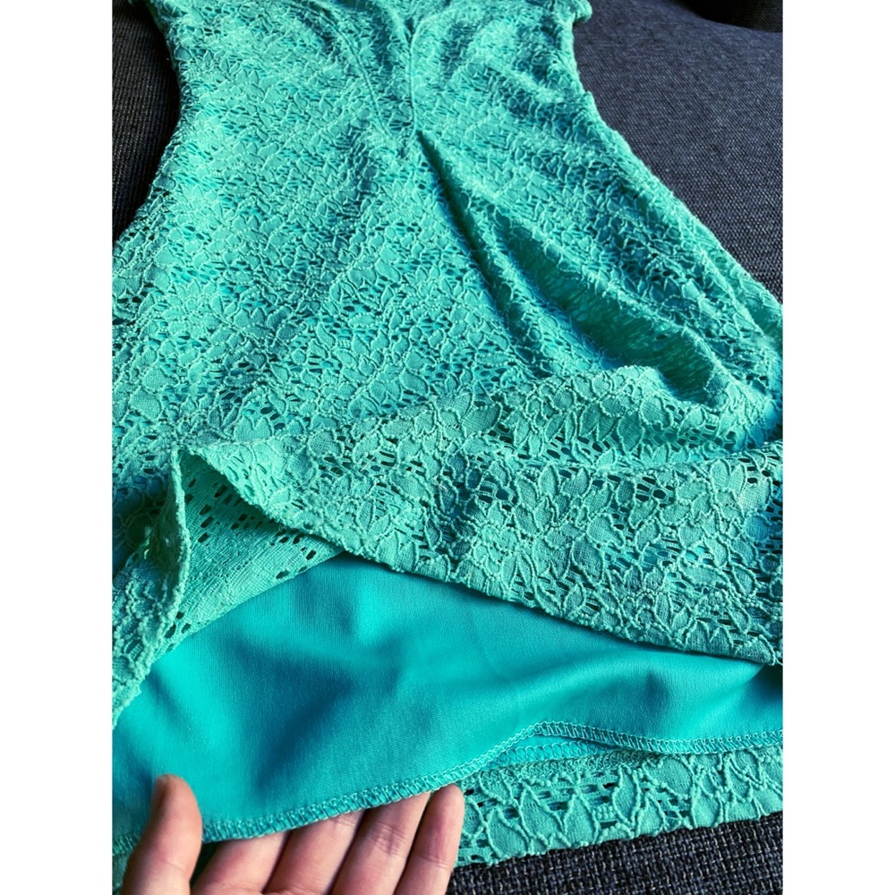PITAYA Green lacy dress with lace V-neck - Picture 2 of 4